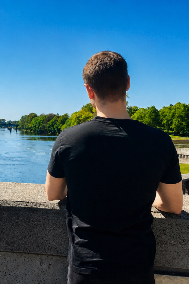 Daniel Terasa als Coach von hinten zu sehen, für intensive Angst-, Panik- und Kontroll-/Zwangsreaktionen sowie Krankheits-/Gesundheitsangst. Expositionsbasiert. Ohne Warteliste.