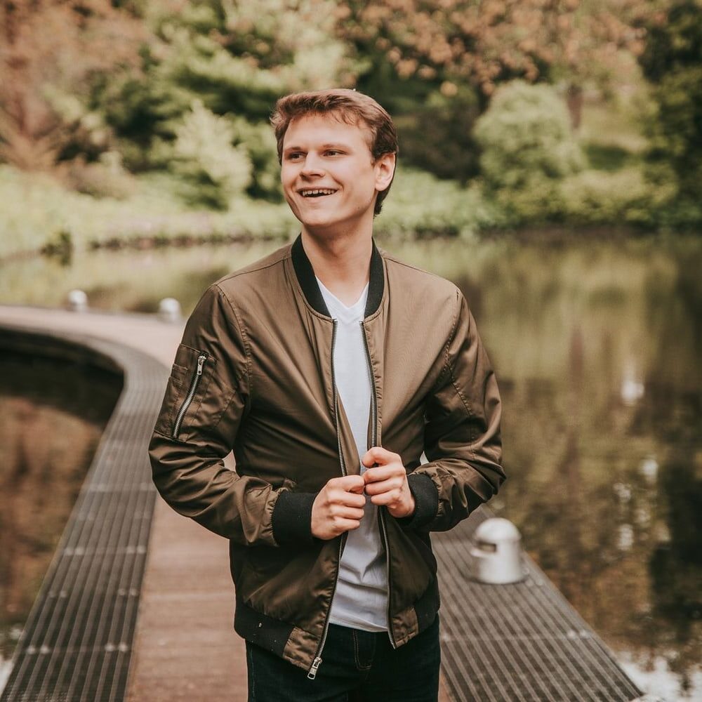 Blog 1 Auf dem Bild bin ich: Daniel Terasa. Du befindest dich auf meiner Blog-Ratgeberseite zu Themen wie Angststörung, Panikstörung, Zwangsstörung und Krankheitsangststörung. Auf dem Bild bin ich lächelnd zu sehen.