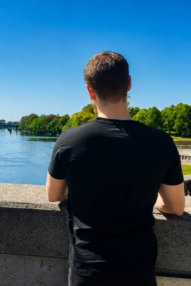 Homepage 2 Angst-Coaching – Daniel Terasa als Coach von hinten zu sehen, für intensive Angst-, Panik- und Kontroll-/Zwangsreaktionen sowie Krankheits-/Gesundheitsangst. Expositionsbasiert. Ohne Warteliste.