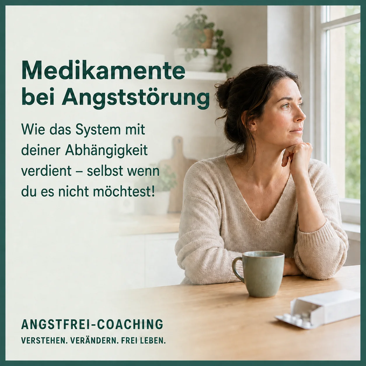 Titelbild Medikamente bei Angststörung: nachdenkliche Frau am Küchentisch mit Tasse und Tablettenschachtel – Wie das System mit deiner Abhängigkeit verdient, selbst wenn du es nicht möchtest